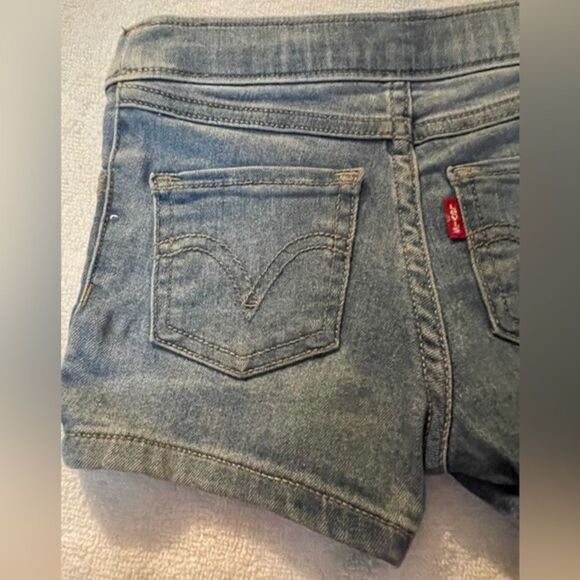 Levi’s 2T light wash 5-pocket belted zippered button closure blue denim shorts - Picture 8 of 10